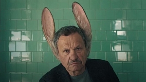muz_so_zajacimi_usami.jpg