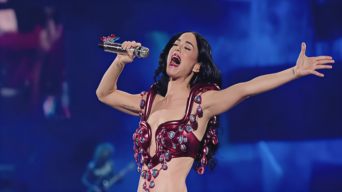 Katy_Perry_The_Lifetimes_Tour_-_Live_from_Paris.jpg